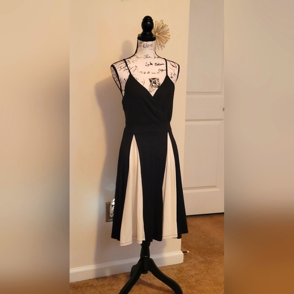 Lascana for Venus ~ Black and White V-Neck Swing Dress - Picture 4 of 7